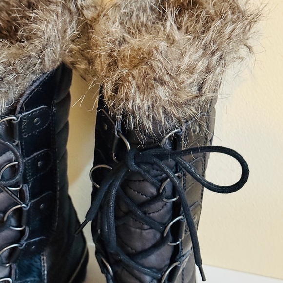 Sorel Tofino Waterpoof Rubber Boots with Faux Fur - Picture 2 of 9